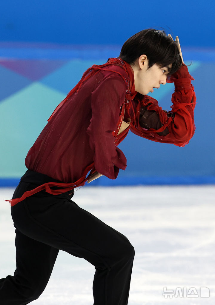 [하얼빈(중국)=뉴시스] 김선웅 기자 = 13일(현지 시간) 중국 하얼빈 헤이룽장 빙상훈련센터에서 열린 2025 하얼빈 동계 아시안게임 피겨스케이팅 남자 싱글 프리에 출전한 차준환이 연기를 선보이고 있다. 2025.02.13. mangusta@newsis.com