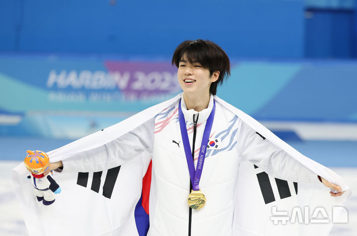 [하얼빈(중국)=뉴시스] 김선웅 기자 = 13일(현지 시간) 중국 하얼빈 헤이룽장 빙상훈련센터에서 열린 2025 하얼빈 동계 아시안게임 피겨스케이팅 남자 싱글 시상식에서 차준환이 금메달을 수상하고 기뻐하고 있다. 2025.02.13. mangusta@newsis.com