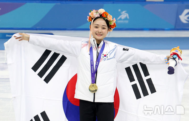 [하얼빈(중국)=뉴시스] 김선웅 기자 = 13일(현지 시간) 중국 하얼빈 헤이룽장 빙상훈련센터에서 열린 2025 하얼빈 동계 아시안게임 피겨스케이팅 여자 싱글 시상식에서 금메달을 수상한 김채연이 태극기 세레머니를 하고 있다. 2025.02.13. mangusta@newsis.com
