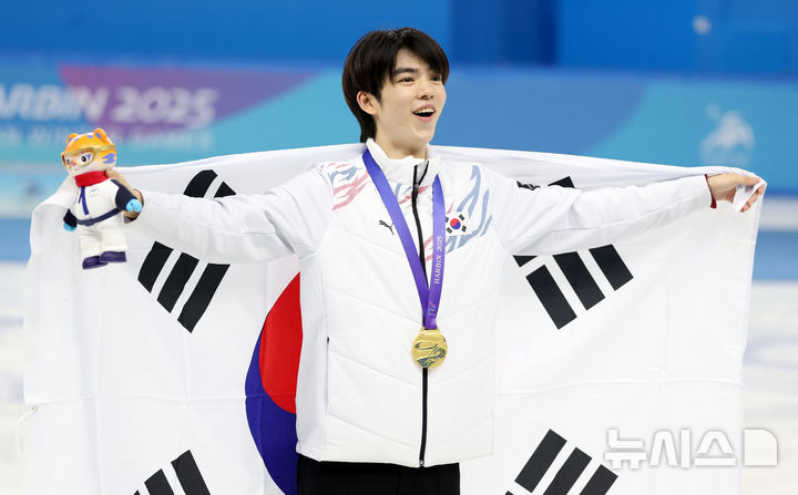 [하얼빈(중국)=뉴시스] 김선웅 기자 = 13일(현지 시간) 중국 하얼빈 헤이룽장 빙상훈련센터에서 열린 2025 하얼빈 동계 아시안게임 피겨스케이팅 남자 싱글 시상식에서 금메달을 수상한 차준환이 태극기 세레머니를 하고 있다. 2025.02.13. mangusta@newsis.com