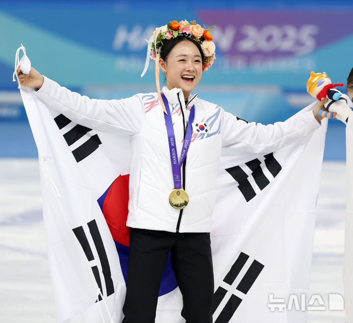[하얼빈(중국)=뉴시스] 김선웅 기자 = 13일(현지 시간) 중국 하얼빈 헤이룽장 빙상훈련센터에서 열린 2025 하얼빈 동계 아시안게임 피겨스케이팅 여자 싱글 시상식에서 금메달을 수상한 김채연이 태극기 세레머니를 하고 있다.. 2025.02.13. mangusta@newsis.com