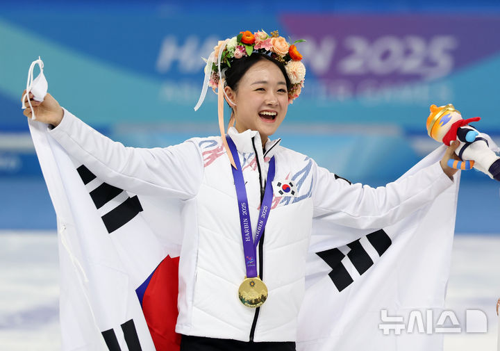 [하얼빈(중국)=뉴시스] 김선웅 기자 = 13일(현지 시간) 중국 하얼빈 헤이룽장 빙상훈련센터에서 열린 2025 하얼빈 동계 아시안게임 피겨스케이팅 여자 싱글 시상식에서 금메달을 수상한 김채연이 태극기 세레머니를 하고 있다.. 2025.02.13. mangusta@newsis.com