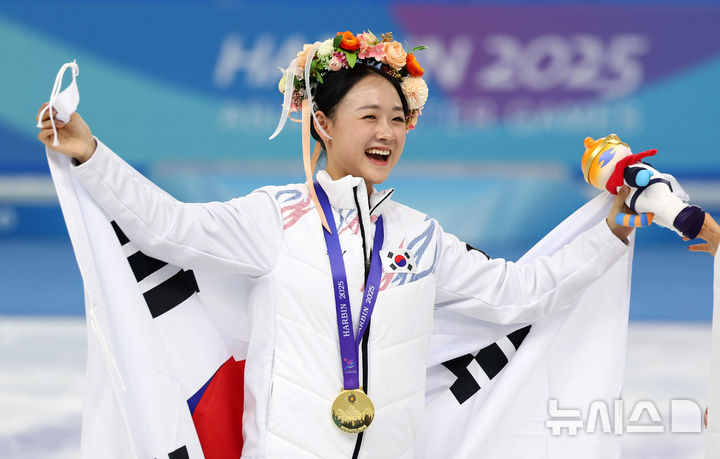 [하얼빈(중국)=뉴시스] 김선웅 기자 = 13일(현지 시간) 중국 하얼빈 헤이룽장 빙상훈련센터에서 열린 2025 하얼빈 동계 아시안게임 피겨스케이팅 여자 싱글 시상식에서 금메달을 수상한 김채연이 태극기 세레머니를 하고 있다.. 2025.02.13. mangusta@newsis.com