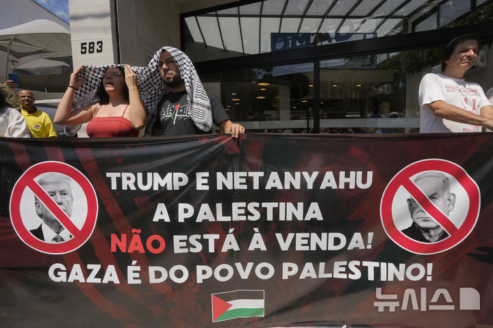 [상파울루=AP/뉴시스]지난 2월 13일(현지 시간) 브라질 상파울루의 미국 총영사관 밖에서 친팔레스타인 시위대가 도널드 트럼프 미국 대통령의 팔레스타인인을 가자지구 밖으로 영구히 이주시키자는 제안과 해당 지역을 ‘중동의 리비에라’로 재개발하겠다는 구상에 반대하며 펼침막을 들고 있다. 이들이 들고 있는 펼침막에는 "트럼프와 네타냐후! 팔레스타인은 판매 대상이 아냐. 가자는 팔레스타인인의 것"이라고 쓰여 있다. 트럼프가 가자 재개발 의욕을 포기하지 않고 있는 가운데 미 정부가 주민 100만 명을 리비아로 이주시키는 방안을 검토하는 것으로 전해졌다. 2025.05.17.
