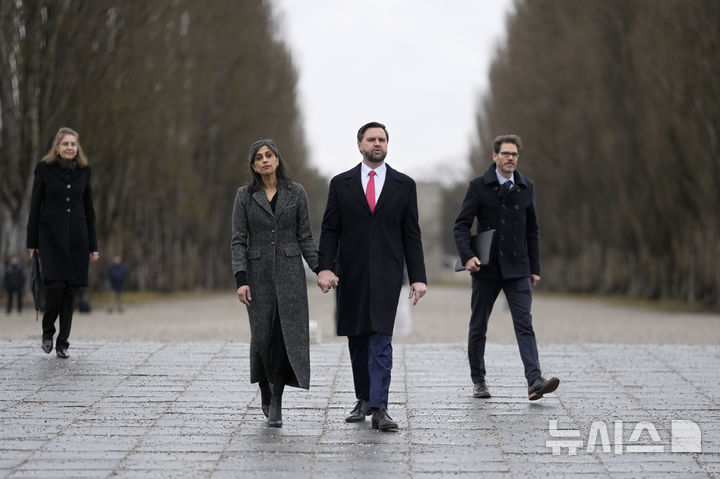 [AP/뉴시스] 미국의 JD 밴스 부통령이 13일 부인 우샤 여사와 함께 독일 뮌헨의 나치 다샤우 강제수용소 메모리얼을 참관하고 있다. 밴스는 다음날 친 나치 성향을 의심받는 독일대안당을 지지하는 행보를 펼쳤다.  