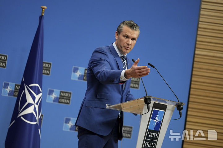 [브뤼셀=AP/뉴시스]피트 헤그세스 미국 국방장관이 13일(현지 시간) 브뤼셀 북대서양조약기구(NATO·나토) 국방장관 회의 이후 기자회견을 하고 있다. 2025.02.14.