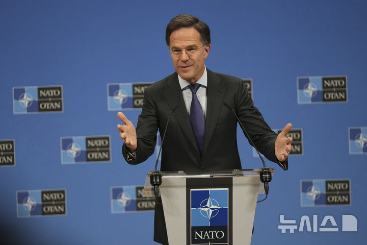 [브뤼셀=AP/뉴시스]지난 13일(현지 시간) 독일 브뤼셀 북대서양조약기구(NATO·나토) 본부에서 마르크 뤼터 나토 사무총장이 기자회견을 가지고 있다. 2025.02.15.