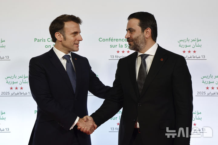 [파리=AP/뉴시스] 에마뉘엘 마크롱(왼쪽) 프랑스 대통령이 2월 13일(현지 시간) 프랑스 파리에서 열린 시리아 지원 국제회의에서 아사드 하산 알시바니 시리아 과도 정부 외무장관과 악수하고 있다. 마크롱 대통령은 시리아 재건을 위해 5천만 유로(약 755억 원)를 지원하겠다고 약속했다. 2025.05.08.