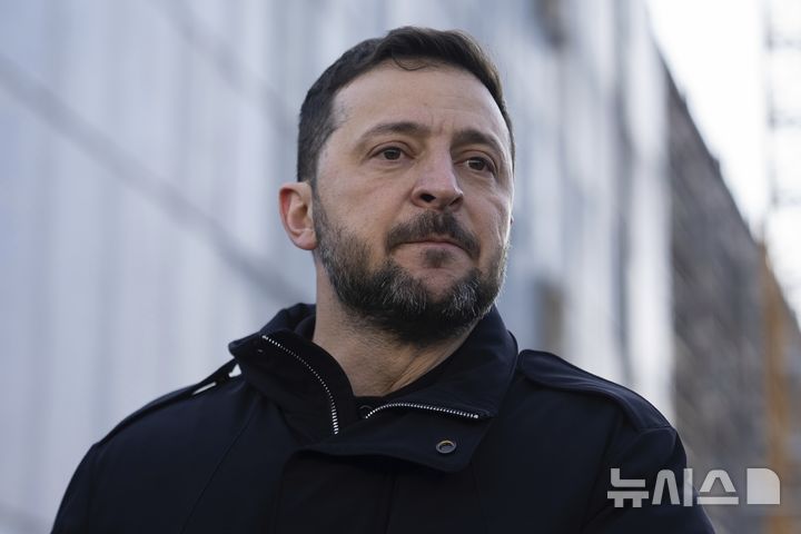 [흐멜니츠키=AP/뉴시스]볼로디미르 젤렌스키 우크라이나 대통령이 지난 2월 13일(현지 시간) 흐멜니츠키 소재 흐멜니츠키 원자력발전소에서 기자들에게 발언하고 있다. 2025.02.15. 