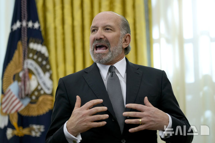 [워싱턴=AP/뉴시스]지난달 13일(현지 시간) 백악관 집무실에서 도널드 트럼프 대통령이 행정 명령에 서명한 후 하워드 러트닉 상무장관이 발언하는 모습. 2025.03.07.