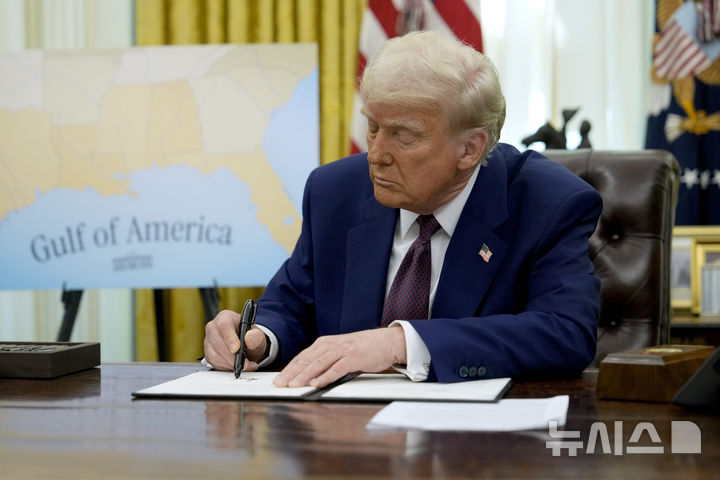 [워싱턴=AP/뉴시스]13일(현지 시간) 미국 워싱턴DC 백악관 집무실에 도널드 트럼프 미국 대통령 뒤편으로 '미국만'(Gulf of America)이라고 표기된 지도가 놓여 있다. 멕시코는 구글이 멕시코만을 미국만으로 표기한 데 대해 민사 소송을 검토 중이라고 밝혔다. 2025.02.14.