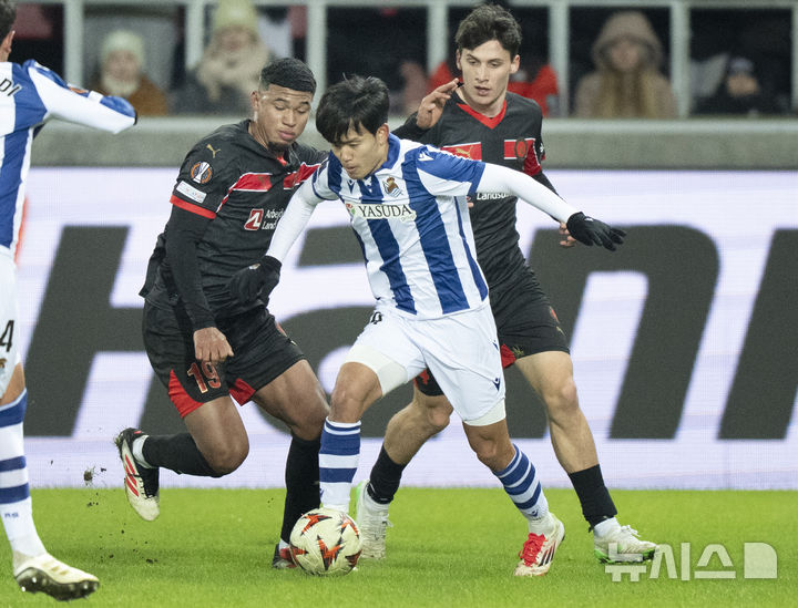 [헤르닝=AP/뉴시스] 스페인 프로축구 프리메라리가 레알 소시에다드의 구보 다케후사(가운데). 2025. 2. 13.