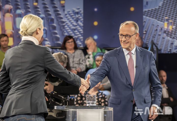 [베를린=AP/뉴시스]독일 기독교민주당 프리드리히 메르츠 대표(오른쪽)가 13일(현지시각) 방송에 출연해 극우 독일대안당(AfD)의 알리세 바이델 대표와 악수하는 모습. JD 밴스 미 부통령이 14일 바이델 대표와 회동하면서 독일 정계에서 격분하는 반응이 나왔다. 2025.2.15. 