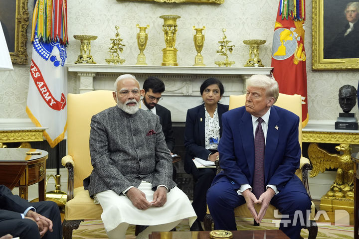 [워싱턴=AP/뉴시스] 사진은 도널드 트럼프(오른쪽) 미국 대통령과 나렌드라 모디 인도 총리가 지난 2월 13일(현지 시간) 백악관 집무실에서 회담하는 모습. 2025.08.07.