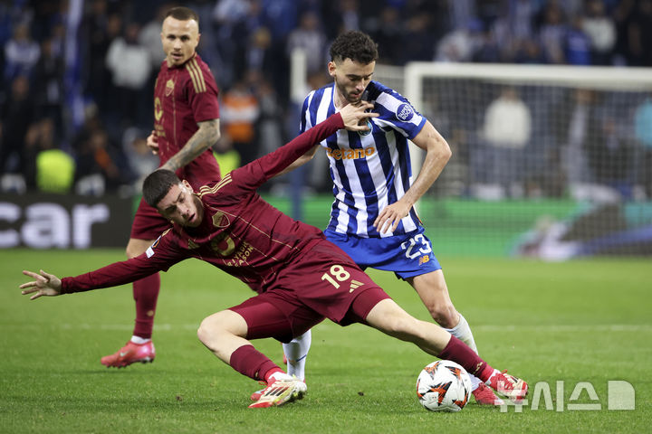 [포르투=AP/뉴시스] 이탈리아 프로축구 세리에A AS로마의 마티아스 소울레(왼쪽), 포르투갈 프로축구 프리메이라리가 포르투의 주앙 마리우. 2025. 2. 13.