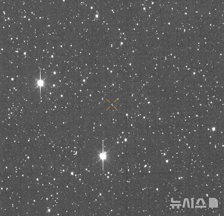 [AP/뉴시스] 미 하와이대 제공 사진으로 2024년 12월 27일 첫 관측되던 당시의 소혹성 2024 YR4. 1시간 움직임이 표시되어 있다