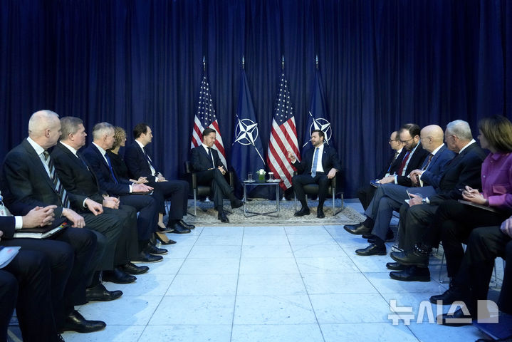 [AP/뉴시스] 제이디 밴스 미 부통령이 14일 미 대표단을 이끌고 뮌헨안보회의에 참석하면서 먼저 나토의 마르크 뤼터 사무총장과 회담했다.