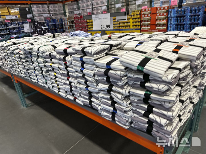 [덴버=AP/뉴시스]지난 3일 미국 콜로라도주 덴버의 코스트코 매장에 제품이 쌓여있다. 2025.02.15.