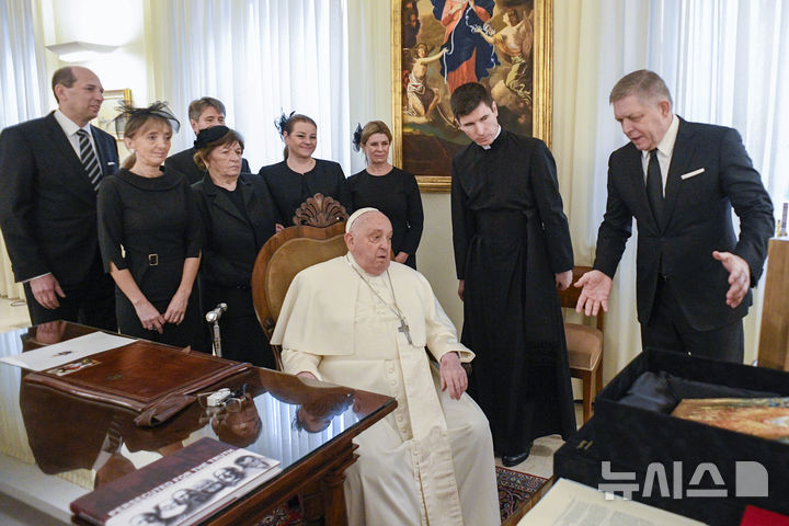 [바티칸=AP/뉴시스] 프란치스코 교황이 14일(현지 시간) 바티칸에서 로버트 피코 체코 총리 및 수행단과 대화하고 있다. 호흡기 질환으로 닷새째 입원 중인 프란치스코 교황은 폐렴 진단을 받아 추가 약물 치료가 필요한 것으로 알려졌다. 2025.02.19.
