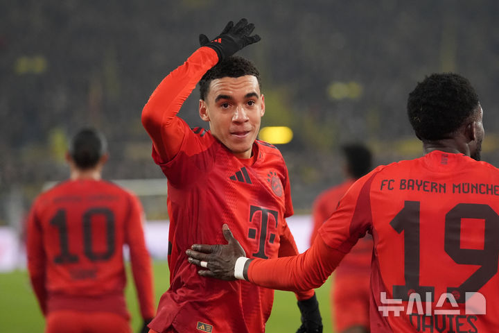 [도르트문트=AP/뉴시스] 독일 프로축구 분데스리가 바이에른 뮌헨의 자말 무시알라. 2024. 11. 30.