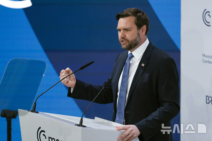 [뮌헨=AP/뉴시스]14일(현지 시간) 독일 뮌헨의 바이예리쉐어 호프 호텔에서 열린 뮌헨안보회의(MSC)에서 JD 밴스 미국 부통령이 연설하고 있다. 2025.02.14.