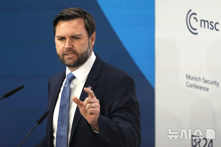 [뮌헨=AP/뉴시스]14일(현지 시간) 독일 뮌헨의 바이예리쉐어 호프 호텔에서 열린 뮌헨안보회의(MSC)에서 JD 밴스 미국 부통령이 연설하고 있다. 2025.02.14.