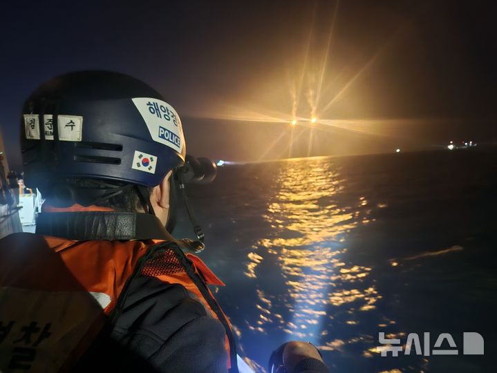 해경이 경비함정과 유관기관 선박 21척을 동원해 부안 왕등도 인근 화재선박 실종자 수색을 진행하고 있다. (사진=부안해경 제공)