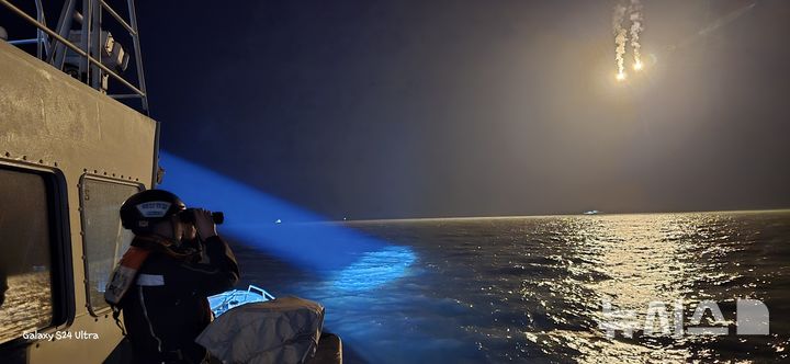 해경이 경비함정과 유관기관 선박 21척을 동원해 부안 왕등도 인근 화재선박 실종자 수색을 진행하고 있다. (사진=부안해경 제공)