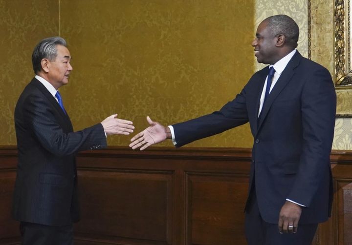 [런던=AP/뉴시스] 중국 왕이 외교부장과 데이비드 래미 영국 외무장관이 13일(현지 시간) 영국 런던에서 만나 7년 만에 전략대화를 재개하기에 앞서 악수하고 있다.2025.02.14.  *재판매 및 DB 금지