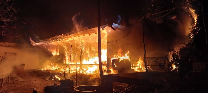 [여수=뉴시스] 변재훈 기자 = 14일 오전 5시40분께 전남 여수시 광무동 한 주택에서 불이 나 70대 거주자 1명이 다쳤다. 출동한 소방 당국은 중장비를 동원해 막바지 진화 작업을 벌이고 있다. (사진= 여수소방 제공) 2025.02.14. photo@newsis.com *재판매 및 DB 금지