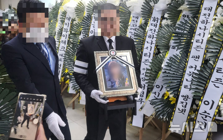 [대전=뉴시스] 송승화 기자 = 김하늘(7)양의 발인이 이뤄진 지난 2월14일 오전 대전 서구 건양대병원 장례식장에서 유족이 하늘양의 사진을 들고 이동하고 있다. 2025.02.14. ssong1007@newsis.com