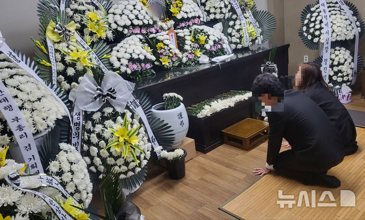 [대전=뉴시스] 송승화 기자 = 김하늘(7)양의 발인이 이뤄지는 14일 오전 대전 서구 건양대병원 장례식장 빈소에서 유족이 발인 전 하늘이의 사진을 보고 오열하고 있다. 2025.02.14. ssong1007@newsis.com