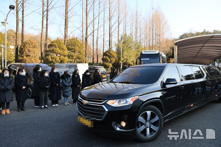 [대전=뉴시스] 박우경 기자 = 고(故) 김하늘(7)양의 발인이 이뤄진 지난 14일 오전 대전 서구 건양대병원 장례식장에서 관을 실은 운구차량이 화장터로 이동하고 있다. 2025.02.14. spacedust1@newsis.com