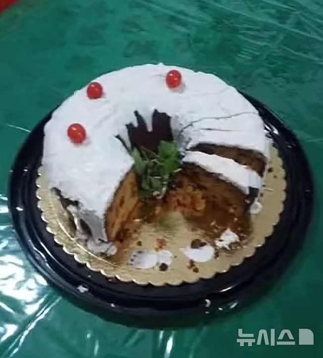 [서울=뉴시스] 지난해 12월 24일 가족들이 먹은 크리스마스 케이크 (사진=데일리메일)