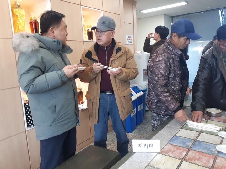 [금산=뉴시스] 조명휘 기자 = 금산군 농업인들이 충남농업기술원이 개발한 신품종쌀인 '다품'과 '지키미' 밥맛을 평가하고 있다. (사진= 금산군 제공) 2025.02.14. photo@newsis.com *재판매 및 DB 금지