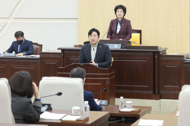 [대전=뉴시스] 조명휘 기자 = 대전 동구의회가 14일 제284회 임시회 제6차 본회의를 열어 안건을 심의·의결하고 있다. (사진= 동구의회 제공) 2025.02.14. photo@newsis.com *재판매 및 DB 금지