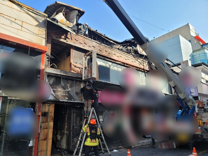 [대구=뉴시스] 이상제 기자= 대구 중구 동성로 상가 건물 화재 현장에서 14일 합동감식반이 감식하고 있다. 2025.02.14. king@newsis.com *재판매 및 DB 금지