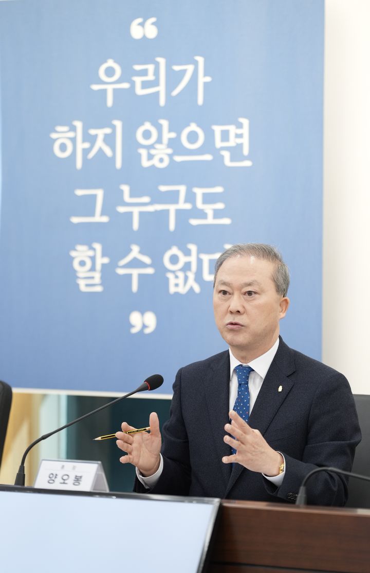 [전주=뉴시스] 최정규 기자 = 양오봉 전북대학교 총장이 14일 취임 2주년을 맞아 기자간단회에서 답변을 하고 있다.(사진=전북대 제공)2025.02.14. *재판매 및 DB 금지