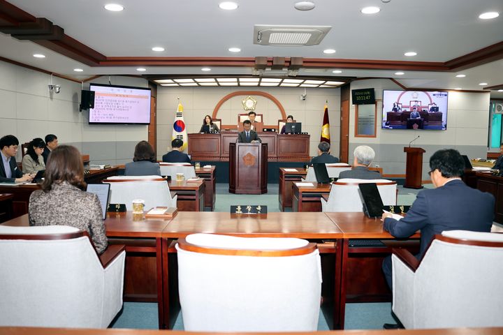 [진안=뉴시스] 최정규 기자 = 전북 진안군의회는 위축된 지역경제에 활력을 불어넣고 민생경제 회복을 위해 임시회를 열고 '2025년 제1회 추가경정 세입·세출 예산안'을 처리했다고 14일 밝혔다.(사진=진안군의회 제공) *재판매 및 DB 금지