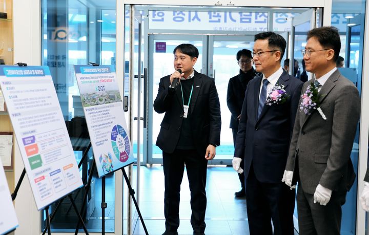 [세종=뉴시스] 한국농업기술진흥원은 미래 성장동력으로 떠오르고 있는 그린바이오산업 육성 전담 기관으로 지정됐다고 14일 밝혔다. 사진은 농진원이 이날 진행한 현판식 모습. (사진= 농진원 제공) 2025.02.14. photo@newsis.com *재판매 및 DB 금지
