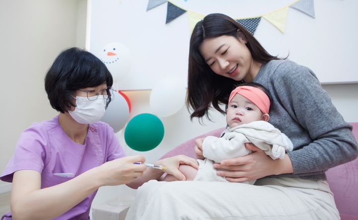 [서울=뉴시스] 서울 동대문구 한 병원에서 생후 8개월 영아가 RSV 항체주사(베이포투스)를 접종받고 있다. (사진=SK바이오사이언스 제공) 2025.02.14. photo@newsis.com *재판매 및 DB 금지