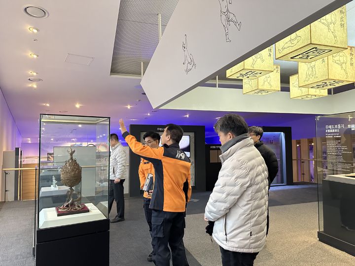 [무주=뉴시스] 전북특별자치도소방본부 관계자가 14일 전북 무주군 설천면 국립태권도박물관을 찾아 화재 예방을 위해 박물관을 둘러보고 있다. (사진=전북특별자치도소방본부 제공) 2025.02.14. photo@newsis.com *재판매 및 DB 금지