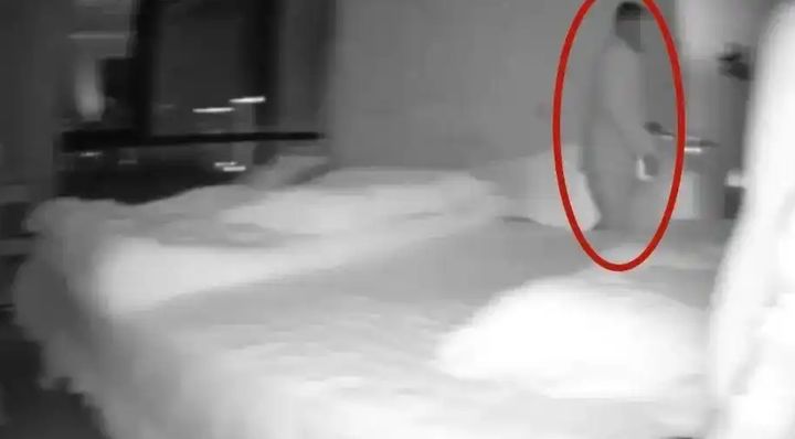 [서울=뉴시스]고향에 내려간 여성의 빈집에 정체불명의 남자가 들어와 있는 모습이 폐쇄회로(CC)TV에 목격돼 경악하는 일이 벌어졌다.(사진=홍성신문) *재판매 및 DB 금지