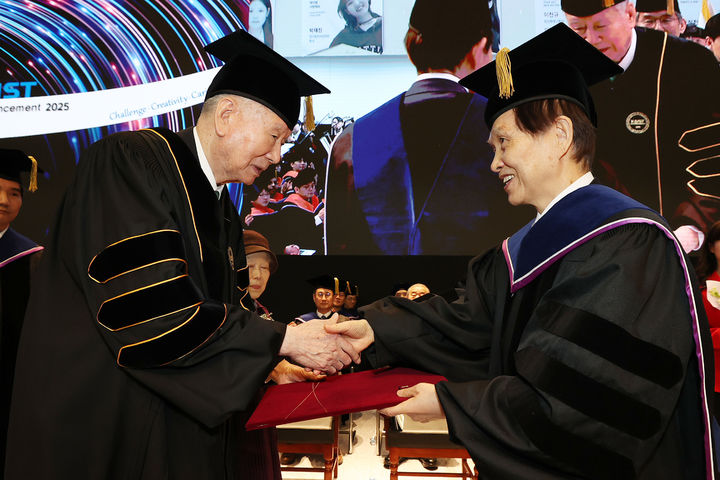 [대전=뉴시스] 14일 열린 KAIST 2025년도 학위수여식에서 이광형 총장(오른쪽)이 부영그룹 이중근 회장에게 명예경영학 박사학위를 수여한 뒤 악수하고 있다.(사진=KAIST 제공) *재판매 및 DB 금지