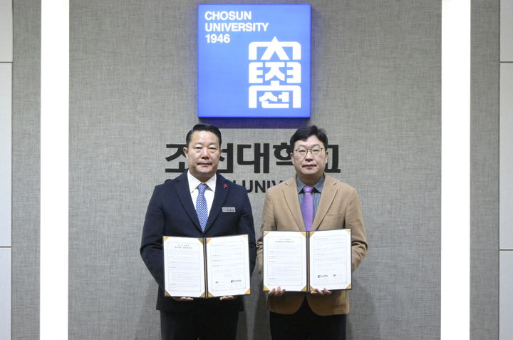 [순창=뉴시스] 14일 순창군과 조선대학교가 '지역사회 치매예방 공동협력 업무협약'을 체결했다. 최영일 순창군수(왼쪽)와 조선대 김춘성 총장(오른쪽)이 협약서에 서명한 뒤 기념사진을 찍고 있다. *재판매 및 DB 금지