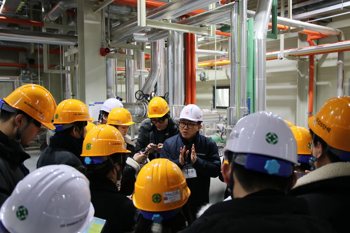 [서울=뉴시스] 김동관 DS단석 생산부 차장이 지난 13일 HVO-PTU(수소화 식물성 오일-전처리 공정)동에서 생산 과정을 설명하고 있다. (사진=DS단석 제공) 2025.2.16. photo@newsis.com *재판매 및 DB 금지