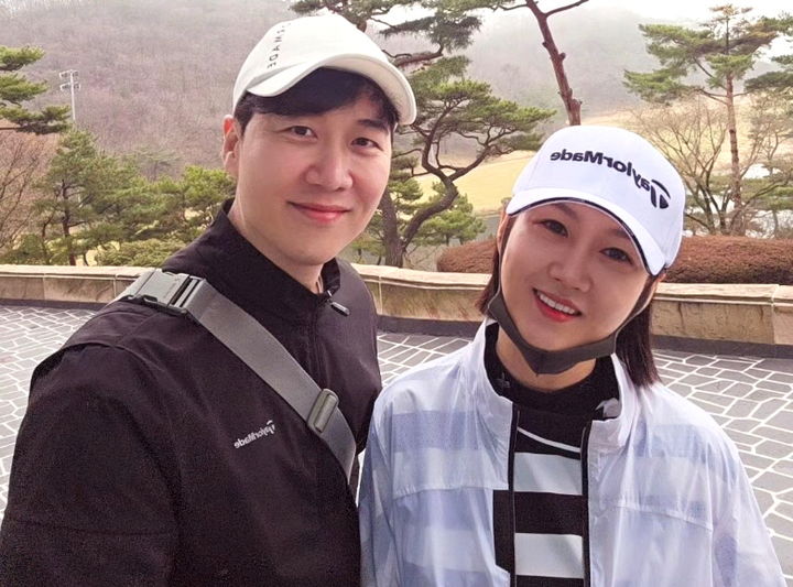 [서울=뉴시스] 방송인 도경완(42)이 아내인 트로트 가수 장윤정(44)과 함께 새 유튜브 콘텐츠를 선보인다. (사진=인스타그램) *재판매 및 DB 금지