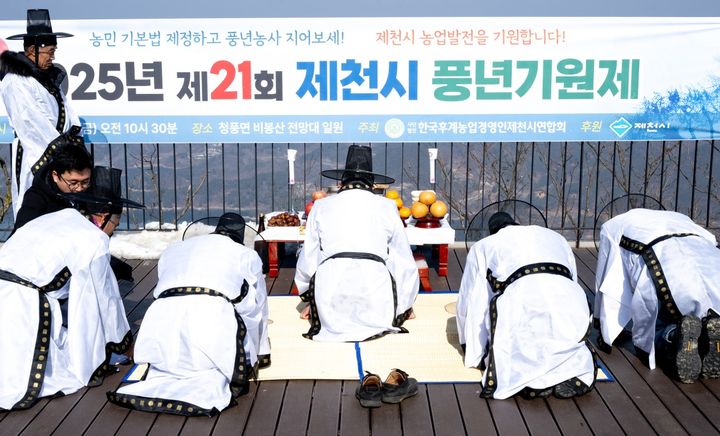 [뉴시스 앵글]올해도 풍년을…제천농민 비봉산서 기원제