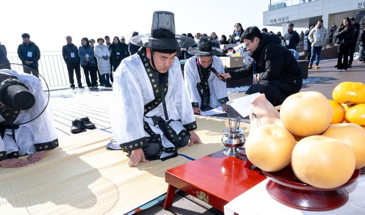 [뉴시스 앵글]올해도 풍년을…제천농민 비봉산서 기원제