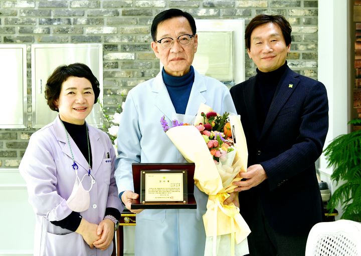 조현일 경산시장(오른쪽), 권오흥 원장(중앙)에게 감사패 전달 (사진=경산시 제공) *재판매 및 DB 금지
